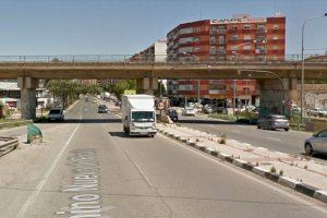 La Policia Nacional evita que un home es llance des d'un pont de València