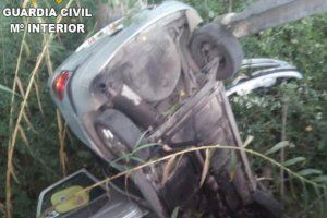 Un coche en suspensión pone en alerta a la Guardia Civil que salva la vida de su conductora
