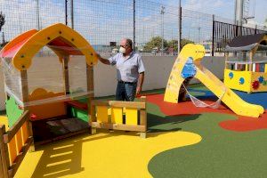 La plaza 3 de Abril de Sagunto estrena una nueva zona de juegos infantiles