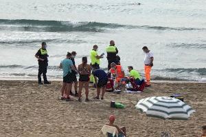 Un octogenari mor després de desplomar-se en la platja del Postiguet d'Alacant