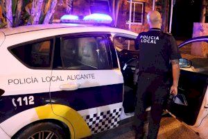 La Policía Local denuncia por un presunto delito contra la seguridad vial al conductor de un ciclomotor que da positivo en alcohol cuando circulaba por un carril bici en Alicante