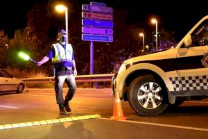 La Policía Local impone 80 denuncias, cierra un establecimiento y disuelve cuatro botellones en el operativo para hacer frente al Covid en una noche en Alicante