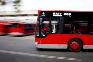 Un autobús de la EMT arrolla a un motorista en Valencia