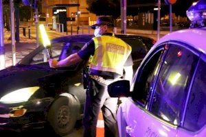 La Policía Local evita ocho botellones, cierra un pub abierto con medio centenar de personas incumpliendo las medidas de seguridad e impone 65 denuncias por no llevar mascarillas, consumo de alcohol y drogas en Alicante