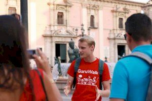 Els ‘free tours’ defensen la seua legalitat davant les acusacions dels guies turístics