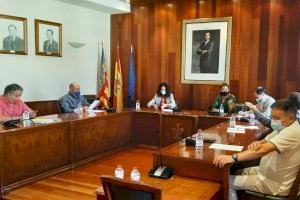 La Consellera d’Agricultura acudix a Cocentaina per parlar de les EDAR i l’alcaldessa li trasllada la problemàtica de la benzinera