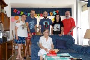 Cullera felicita los 100 años de una de sus vecinas más longevas