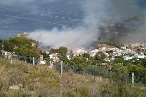 Declarado un incendio forestal en Oliva con viviendas cercanas
