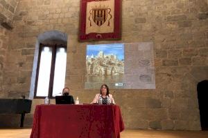 Peñíscola descubre los detalles de la rehabilitación del castillo en una conferencia de Pepa Balaguer