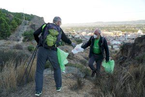 Medio centenar de voluntarios recogen más de dos toneladas de residuos en la sierra de Redován