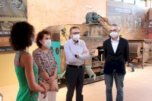 El ex alcalde Diego Maciá visita el Museo Escolar de Pusol