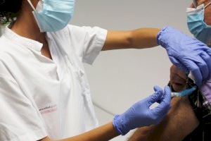 Ribera Salud recomienda en el Departamento de Salud de Torrevieja la vacuna estacional contra la gripe como mejor medida preventiva