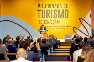 El alcalde asiste a la VII Jornada de Turismo de Benidorm que organiza AVE y destaca la idoneidad de la campaña #EresTurismo