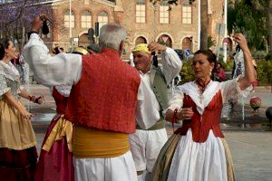 L'Associació Cultural Grup de Rondalla i Danses Els Fallers oferix una actuació a l'aire lliure el dijous 8 d'octubre