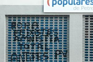 Los grupos políticos del Ayuntamiento de Petrer condenan las pintadas insultantes aparecidas esta mañana en las sedes locales de PSOE y PP