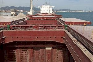 PortCastelló descarga 79.000 toneladas de arcillas