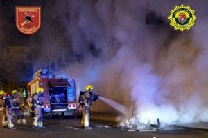 La Policía Local y los Bomberos del SPEIS intervienen de madrugada en un incendio de un vehículo en Juan Bautista Lafora que queda totalmente calcinado en Alicante