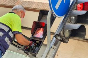 El Ayuntamiento instala reguladores de tiempo en distintos pasos de peatones del municipio