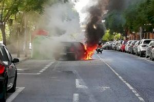 Aparatoso incendio de un vehículo en plena calle de Alicante