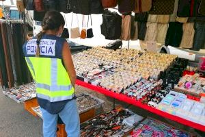 La Policía Nacional ha detenido en Denia a dos personas por la venta de productos falsificados