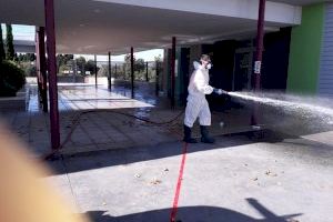 Desinfectan los patios de los colegios de Burriana ante la preocupación vecinal
