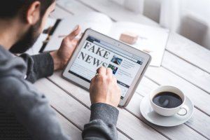 Los consumidores exigen multas severas para los medios que contribuyan a difundir noticias falsas