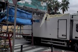 Un camió impacta contra una bastida en el Grau de Castelló