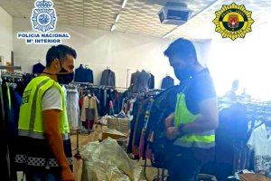 La Policía Nacional con la colaboración de la Policía Local de Alicante desmantelan un punto de distribución de productos falsificados con cuatro detenidos y miles de prendas incautadas