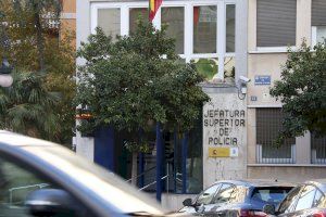 Multitudinària baralla amb pals i botelles a plena llum del dia a València