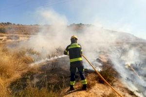 Los Bomberos del SPEIS extinguen un incendio en la sierra de Fontcalent en Alicante