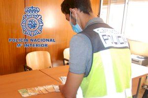 La Policía Nacional detiene a un varón por distribuir billetes falsos en establecimientos de Benidorm