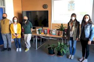 El Ayuntamiento de Alcalà-Alcossebre realiza una donación de libros sobre igualdad y violencia de género al IES Serra d’Irta