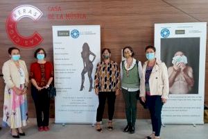 La edil del Ayuntamiento de Alicante, María Conejero destaca la “carga emocional y la responsabilidad social” de la exposición “Excusas”, que denuncia la trata y la explotación sexual de mujeres