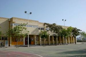 El Ayuntamiento da un paso más hacia la ampliación del colegio de Las Bayas