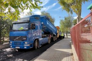 El Ayuntamiento de Elda reasfalta la calle Maestro José Sedano para mejorar el acceso al CEE Miguel de Cervantes