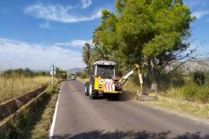 Benicàssim continúa con las tareas de desbroce en varios caminos de la zona sur