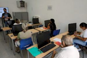 Més de 50 persones milloren les seues competències digitals a Burriana