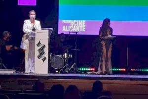 La vicealcaldesa de Alicante entrega los premios “Al mejor corto LGTBI” y “Gastrocinema” en la Gala de Clausura del XVII Festival de Cine