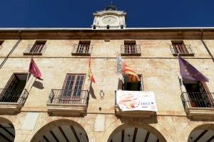 El Ajuntament de Dénia ilumina su fachada de naranja con motivo del Día del TDAH en España