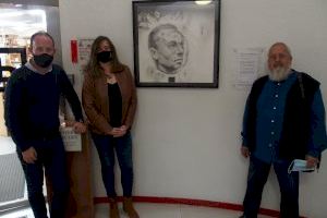 El artista Pedro Marco dona un cuadro de Miguel Hernández a la Biblioteca de Villena