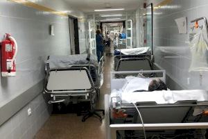 Las camas comienzan a llenar los pasillos del hospital de La Ribera