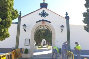 El Ayuntamiento de Calp lleva a cabo tareas de acondicionamiento y desinfección del cementerio