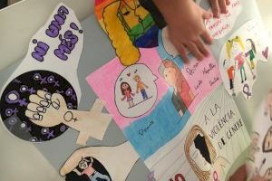 El Consejo de la Infància y Adolescencia de Almussafes diseña un collage contra la violencia de género