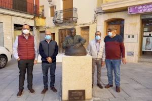 Utiel recibe la donación de una escultura homenaje a la tradición tinajera del municipio