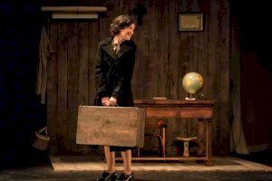 El Teatre Arniches acoge la obra ‘Historia de una maestra’ de la alcoyana Gemma Miralles