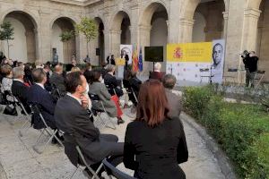 El aeropuerto Alicante-Elche llevará el nombre del poeta Miguel Hernández