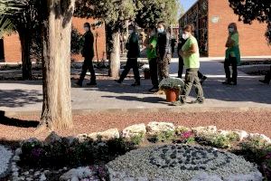 Alumnas de jardinería ponen a punto el cementerio de Almassora