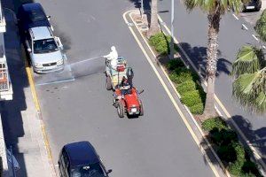 Nules desinfecta els carrers amb tractor polvoritzador