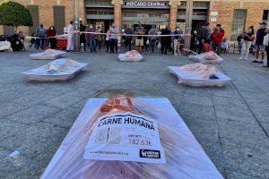 Safates de carn humana per a protestar contra el consum d'animals a Alacant