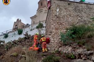 Un helicòpter rescata al castell de Cullera a una dona després de patir un accident
